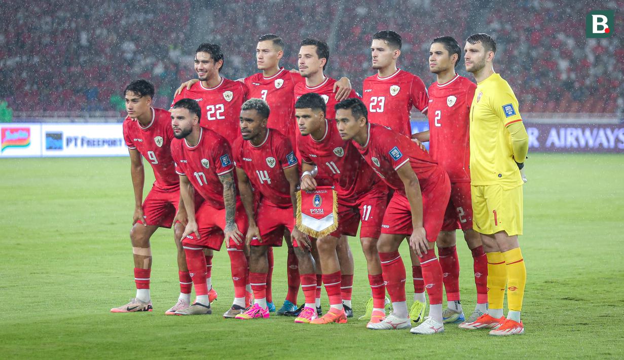 <p>Pemain Timnas Indonesia, Kevin Diks (kedua kanan) berfoto bersama dengan para starting XI saat laga lanjutan putaran ketiga Grup C Kualifikasi Piala Dunia 2026 melawan Jepang di Stadion Utama Gelora Bung Karno (SUGBK), Senayan, Jakarta, Jumat (15/11/2024). (Bola.com/Bagaskara Lazuardi)</p>