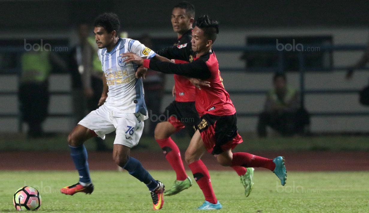 Pemain PSIS Semarang, Rifal Lastori (kiri) melewati adangan dua pemain PS Mojokerto pada laga 8 besar  grup Y Liga 2 Indonesia di Stadion GBLA, Bandung, Sabtu (18/11/2017). PSIS Semarang menang 3-0. (Bola.com/Nicklas Hanoatubun)