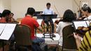 Konduktor Avip Priatna saat memimpin latihan jelang konser Sabda Semesta di Jakarta, Senin (25/9). Konser yang dihadiri komponis muda dunia dihadirkan dalam bentuk Sajak Simfonik. (Liputan6.com/Fery Pradolo)
