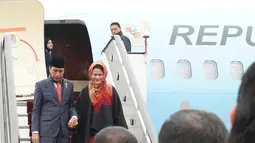 Presiden Joko Widodo didampingi ibu negara, Iriana saat tiba di Kabul, Afghanistan (29/1). Presiden Jokowi tetap melanjutkan agenda kunjungan kenegaraannya, meski telah terjadi serangan bom di negara tersebut. (Liputan6.com/Pool/Rusman Biro Pers Setpres)