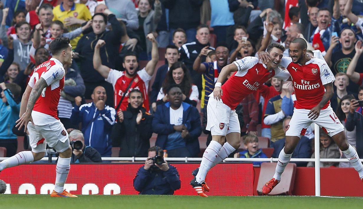 Pemain Arsenal Mesut Ozil merayakan gol bersama rekannya Theo Walcott pada Laga lanjutan Liga Premier Inggris antara Arsenal vs Manchester United di Emirates Stadium. Minggu (04/10/2015). Arsenal menang 3-0. (Action Images via Reuters / Carl Recine)