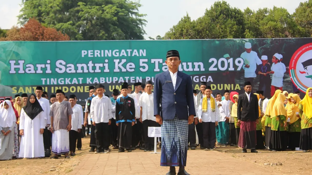 Seluruh peserta upacara Hari Santri Nasional atau HSN 2019 di Purbalingga, bersarung. (Liputan6.com/Humas Protokol PBG/Muhamad Ridlo)