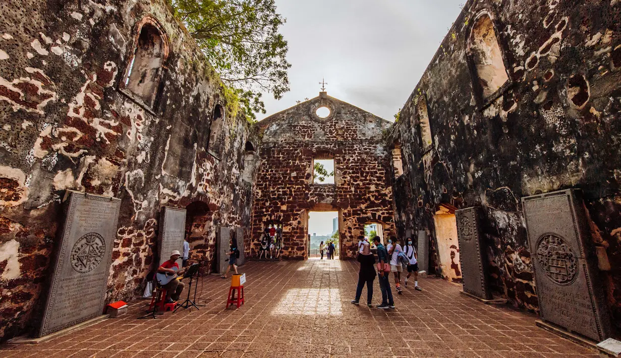 Wisatawan mengunjungi Gereja Santo Paulus di Melaka, Malaysia, 18 September 2020. Kota Melaka, yang terletak di sepanjang Selat Malaka, dulunya merupakan pusat perdagangan yang penting dan simpul untuk pertukaran budaya antara Timur dan Barat. (Xinhua/Zhu Wei)
