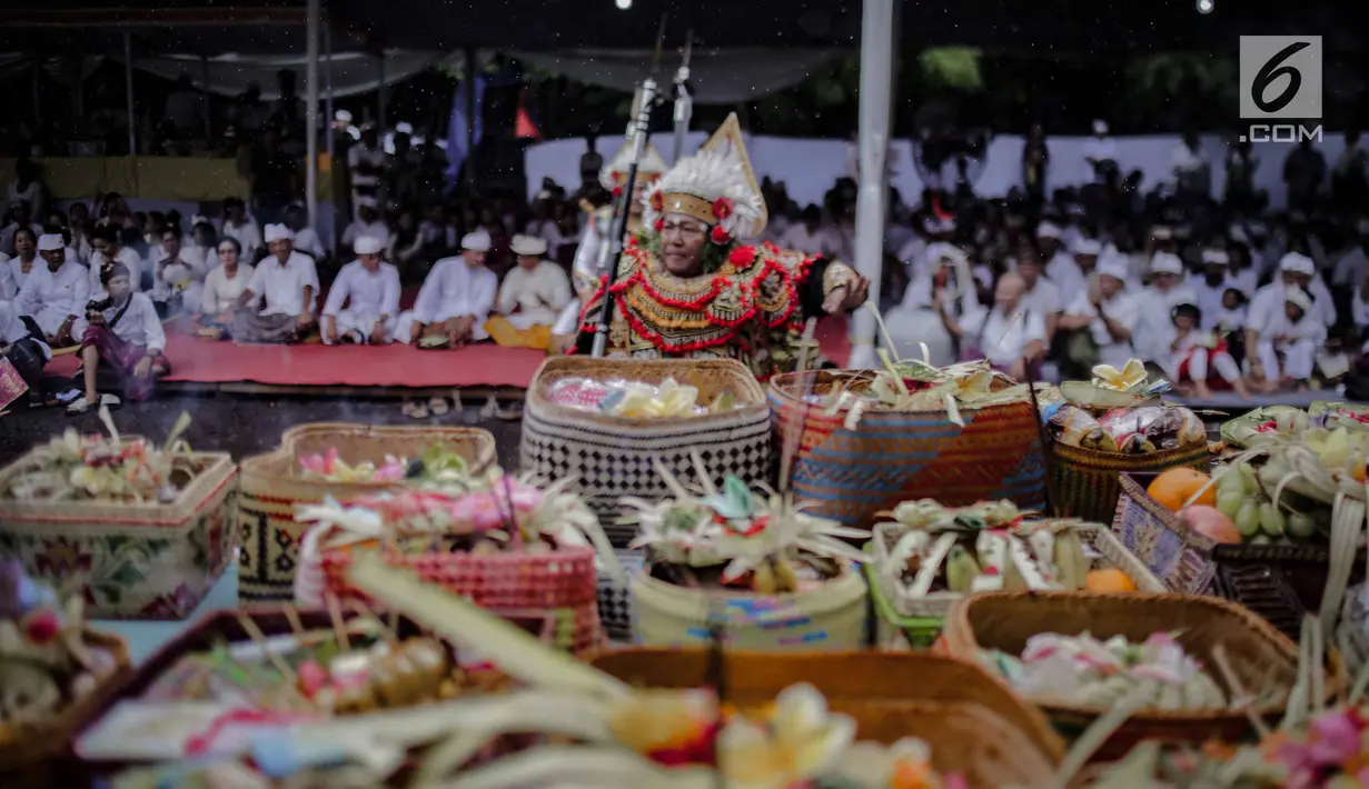 Sejumlah sesaji terlihat selama prosesi upacara Tawur Agung Kesanga 2019 di Pura Aditya Jaya Rawamangun, Jakarta, Rabu (6/3). Prosesi Tawur Agung merupakan rangkaian perayaan Hari Raya Nyepi Tahun Baru Saka 1941. (Liputan6.com/Faizal Fanani)