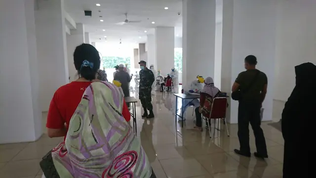 Proses swab test yang dijalani oleh 95 WNI yang direpatriasi dari Filipina. (Dok: Rudy/WNI yg direpatriasi)