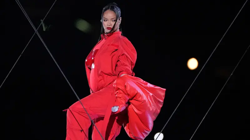 Hamil Anak Kedua, Rihanna Curi Perhatian di Super Bowl 2023