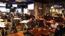 Suasana nonton bareng balapan perdana Rio Haryanto pada Formula 1 di Resotran Brewerkz, Senayan City, Jakarta, Minggu (20/3/2016). (Bola.com/Nicklas Hanoatubun )