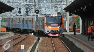 PT Kereta Api Indonesia (KAI) kembali mengoperasikan lintas Jakarta Kota-Tanjung Priok, Jakarta, Senin (21/12). Pengoperasian rute akan difasilitasi oleh commuter line yang dioperasikan oleh PT KAI Commuter Jabodetabek (KCJ). (Liputan6.com/Yoppy Renato)