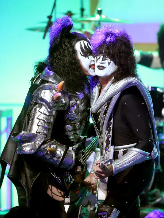 Aksi panggung Gene Simmons dan Tommy Thayer KISS selama 23rd Annual Race to Erase MS Gala di California, USA (15/4). Sampai saat ini, KISS telah merilis 44 album, dan terjual lebih dari 100 juta album di seluruh dunia. (AFP PHOTO/Frederick M. Brown)