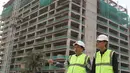 Project Dir. LRT City Jaticempaka-Gateway Park, Ibnu Mahmud Junaidi dan Manager Pemasaran PT Adhi Commuter Properti Djoko Santoso berbincang pada acara Topping Off Tower Accordeon LRT City Jaticempaka Gateway Park di Bekasi, Sabtu (17/11). (Liputan6.com)