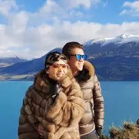 Syahrini dan Reino mengunjungi Lake Wakatipu sebagai salah satu lokasi untuk berlibur. Keduanya pun kompak menggunakan pakaian berwarna coklat. (Liputan6.com/IG/@princessyahrini)