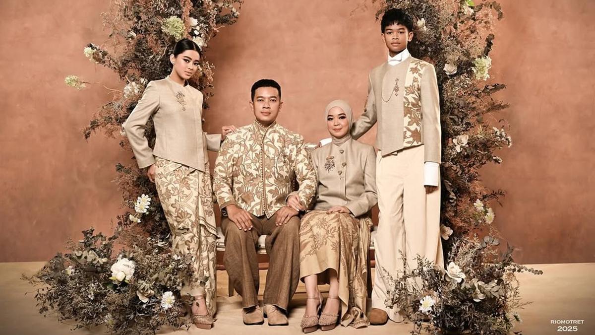 5 Detail Busana di Pemotretan Aqeela Calista dan Keluarga, Bergaya Klasik Jawa