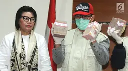 Penyidik didampingi Wakil Pimpinan KPK Basaria Panjaitan menunjukkan barang bukiti uang OTT Bupati Mesuji Khamami senilai Rp 1,2 M di gedung KPK, Jakarta, Kamis (24/1). KPK menetapkan 5 tersangka terkait fee suap infrastruktur. (merdeka.com/Dwi Narwoko)