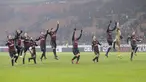 Para pemain AC Milan merayakan kemenangan 2-1 atas Torino sekaligus memastikan lolos ke perempat final pada laga Coppa Italia di San Siro stadium, Milan (12/1/2017). (AP/Antonio Calanni)