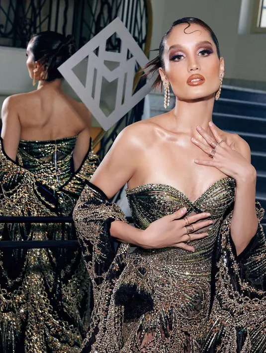 Tak banyak aksesori yang dikenakan Cinta, cukup anting-anting dan cincin emas dari UBS Gold sukses membuat Cinta bersinar di momen itu.  [credit: @glenprasetya].