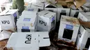 Petugas kecamatan menyelamatkan kotak suara kardus yang sebagian rusak terendam banjir di gudang tempat penyimpanan logistik di Kecamatan Ciseeng, Bogor, Senin (15/4). Lebih dari 600 kotak suara rusak akibat tembok gudang jebol diterpa hujan lebat dan angin kencang semalam. (merdeka.com/Arie Basuki)