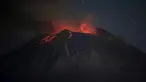 Gunung berapi Popocatepetl meletuskan lahar, abu, dan uap, terlihat dari Santiago Xalitzintla, Meksiko, Kamis (25/5/2023). (AP Photo/Marco Ugarte)