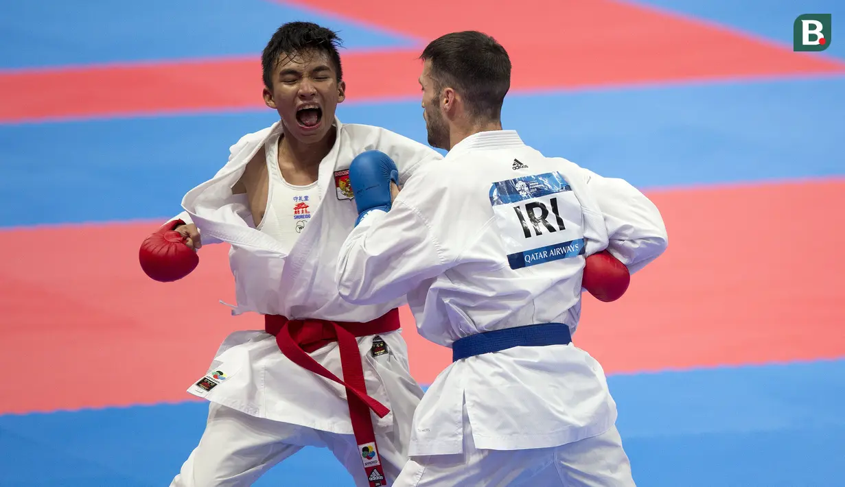 Karateka Indonesia, Rifki Ardiansyah Arrosyiid, saat beraksi pada Asian Games di JCC Senayan, Jakarta, Minggu (26/8/2018). Rifki berhasil medapat medali emas di nomor kumite 60 kilogram. (Bola.com/Peksi Cahyo)