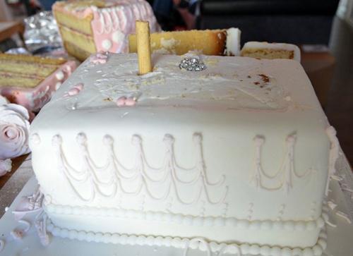Kue pernikahan yang berjamur | Photo: Copyright mirror.co.uk