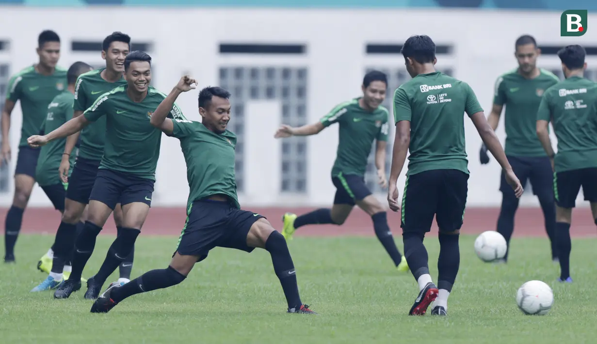 Gelandang Indonesia, Muhammad Hargianto, melakukan sesi latihan di Stadion Wibawa Mukti, Jawa Barat, Jumat (02/11/2018). Latihan tersebut dalam rangka persiapan jelang laga Piala AFF 2018.  (Bola.com/M Iqbal Ichsan)