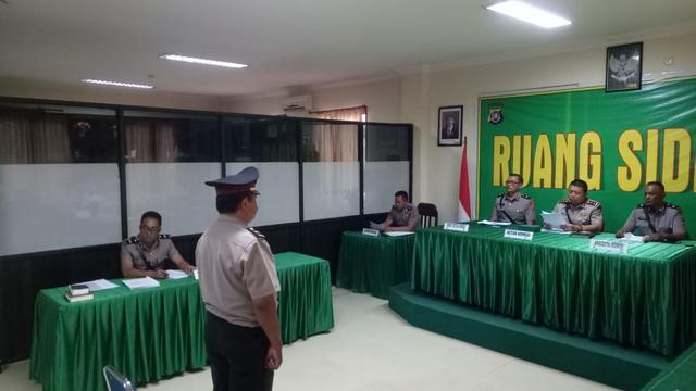 Iptu Triadi Polisi di Polres Kendari yang dipecat karena jadi tukang ojek ternyata memiliki utang di bank.(Liputan6.com/Ahmad Akbar Fua)