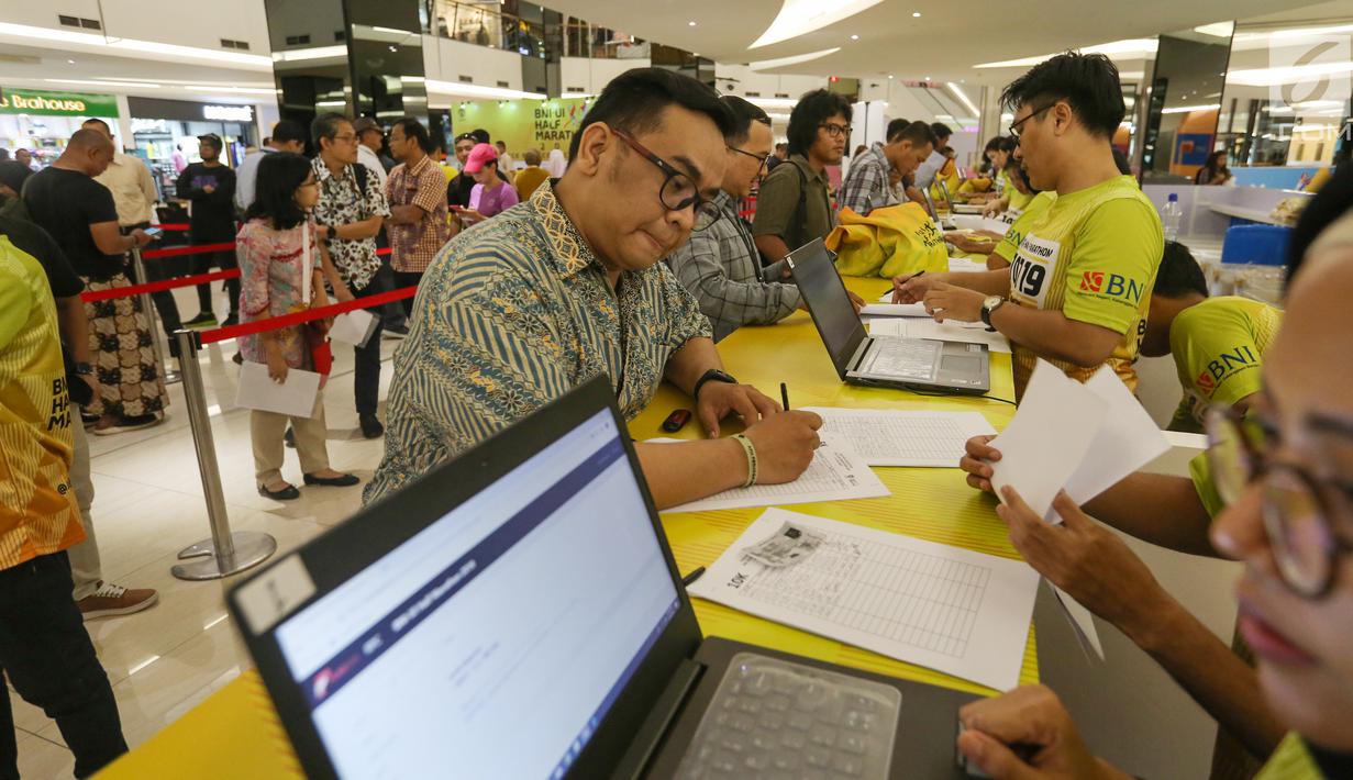 Warga mendaftar sebagai peserta BNI UI Half Marathon 2019 di FX Sudirman, Jakarta, Rabu (3/6/2019). Half Marathon akan diikuti 4.800 pelari dan memperlihatkan konsistensi UI untuk menyajikan kompetisi lari terbaik dalam tiga tahun terakhir. (Liputan6.com/Fery Pradolo)