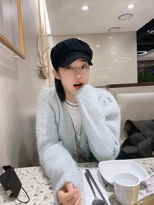 Termasuk gaya fashion-nya yang stylish dan kekinian di usianya yang masih sangat belia. [Foto: IG/rohyoonseo].