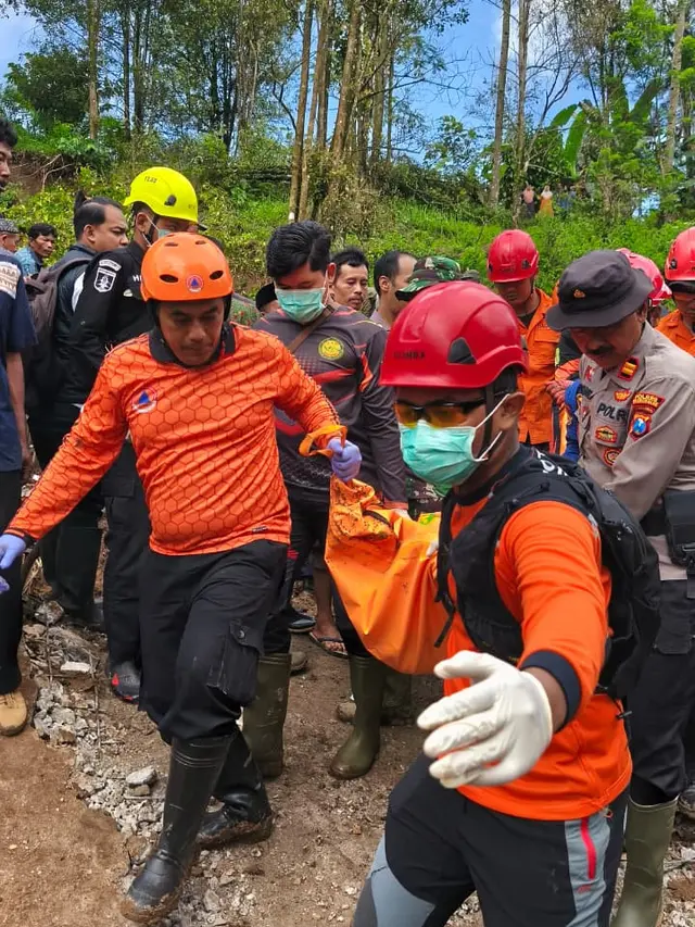 Proses Evakuasi Korban Longsor di Trenggalek