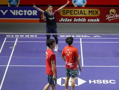 Ganda putra Indonesia Muhammad Rian Ardianto (kanan) dan Fajar Alfian (kiri) mengembalikan kok Huang Di dan Liu Yang (China) pada perempat final Kapal Api Indonesia Open 2025 di Istora Senayan, Gelora Bung Karno, Jakarta, Jumat (6/6/2025). (Liputan6.com/Herman Zakharia)