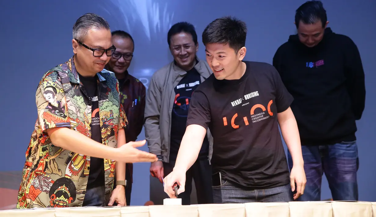 Derek Hsu selaku CFO 88rising bersama Deputi Pemasaran BEKRAF Joshua P. M. Simandjuntak melakukan penandatangan kerjasama di Jakarta, Rabu (24/4/2019). Bekraf berkolaborasi dengan 88rising untuk mencari talenta baru di industri musik tanah air (Liputan6.com/HO/Randy)