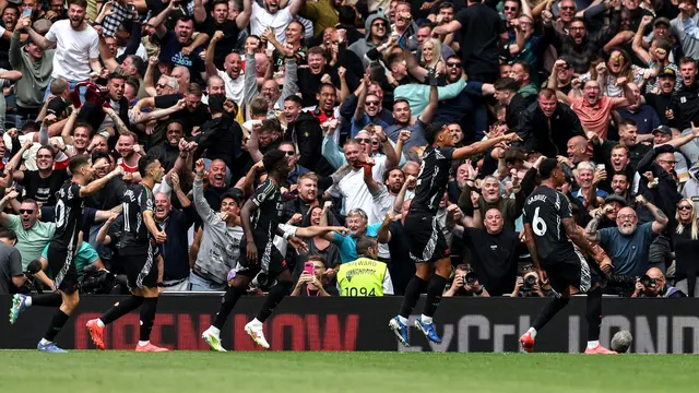 Selebrasi bek Arsenal Gabriel Magalhaes usai mengalahkan Tottenham