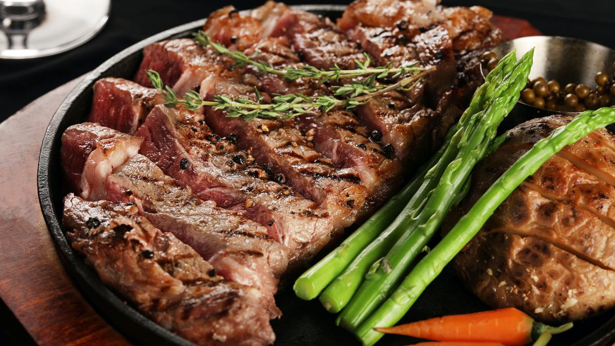 Hobi Makan Steak Daging Setengah Matang, Awas Risiko Kanker Pankreas
