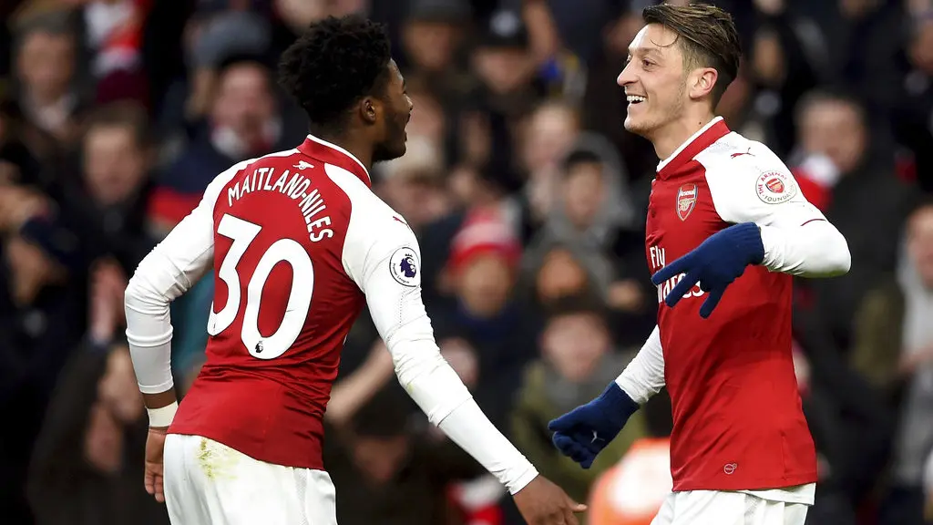 Pemain Arsenal, Mesut Ozil (kanan) merayakan golnya ke gawang Newcastle pada lanjutan Premier League di Emirates Stadium, London, (16/12/2017). Arsenal menang 1-0.  (Joe Giddens/PA via AP)
