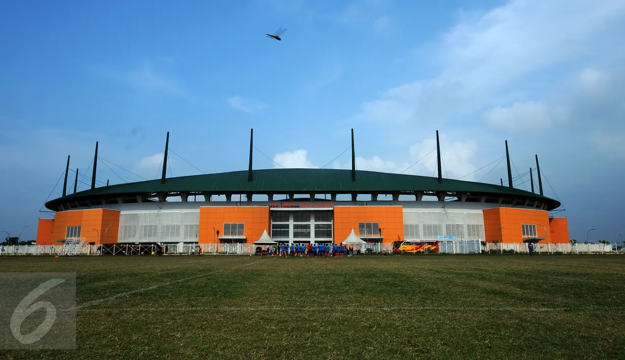 Tampilan bangunan Stadion Pakansari, Kab Bogor, Jumat (10/3). Stadion Pakansari akan menjadi lokasi laga final Piala Presiden 2017 antara PBFC melawan Arema FC pada Minggu (12/3). (Liputan6.com/Helmi Fithriansyah)