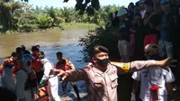 Tim SAR Gabungan saat mengevakuasi jasad Hasmila (40) warga yang diterkam buaya saat sedang buang air di sungai (Liputan6.com/Abdul Rajab Umar)