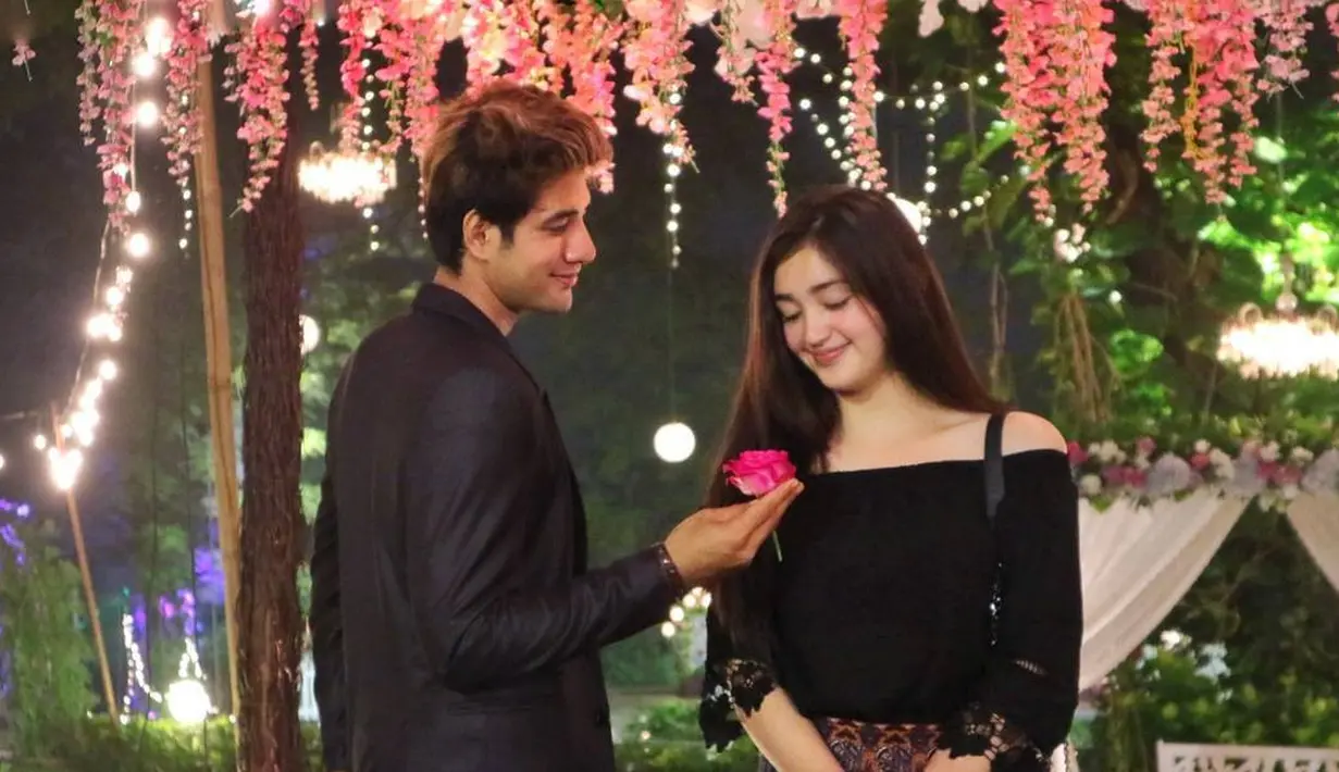 Nah untuk yang satu ini, Ammar dan Ranty juga romantis banget dengan mengenakan busana berwarna sama. Ammar tampak mesra memberikan sekuntum bunga untuk kekasih tercinta. (Instagram/ammarzoni)