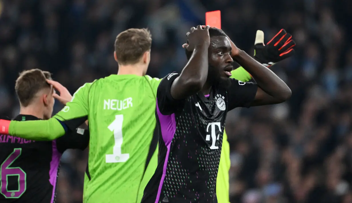 Ekspresi pemain Bayern Munchen, Dayot Upamecano (kanan) saat mendapatkan kartu merah setelah melakukan pelanggaran terhadap pemain Lazio, Gustav Isaksen di dalam kotak penalti pada laga leg pertama 16 besar Liga Champions 2023/2024 di Olympic Stadium, Roma, Italia, Kamis (15/02/2024) WIB. (AFP/Alberto Pizzoli)