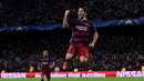 Selebrasi pemain Barcelona, Luis Suarez, setelah mencetak gol ke gawang AS Roma dalam laga Grup E Liga Champions di Stadion Camp Nou, Barcelona, Rabu (25/11/2015) dini hari WIB. (AFP Photo/Josep Lago)