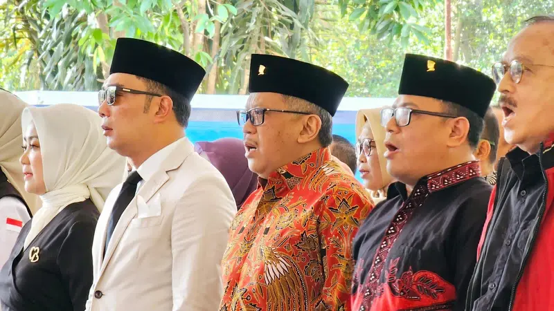 Gubernur Jawa Barat Ridwan Kamil dan Sekjen PDI Perjuangan Hasto Kristiyanto saat acara Groundbreaking Monumen Plaza Bung Karno di Bandung, Jawa Barat, Rabu (28/6/2023). (Foto: Ahda Bayhaqi/Merdeka.com)