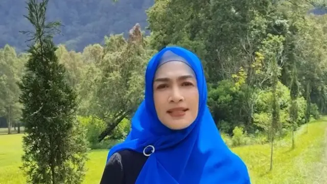 Potret Dewi Hughes, Makin Langsing dan Fresh