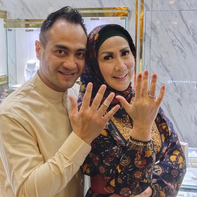 6 Potret Detail Cincin Pernikahan Venna Melinda, Mewah Berlapis Berlian