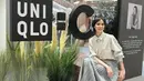 Dengan rambut bondolnya, Renata Kusmanto tampil formal dengan kemeja oversized dan pleated skirt [@renata711]