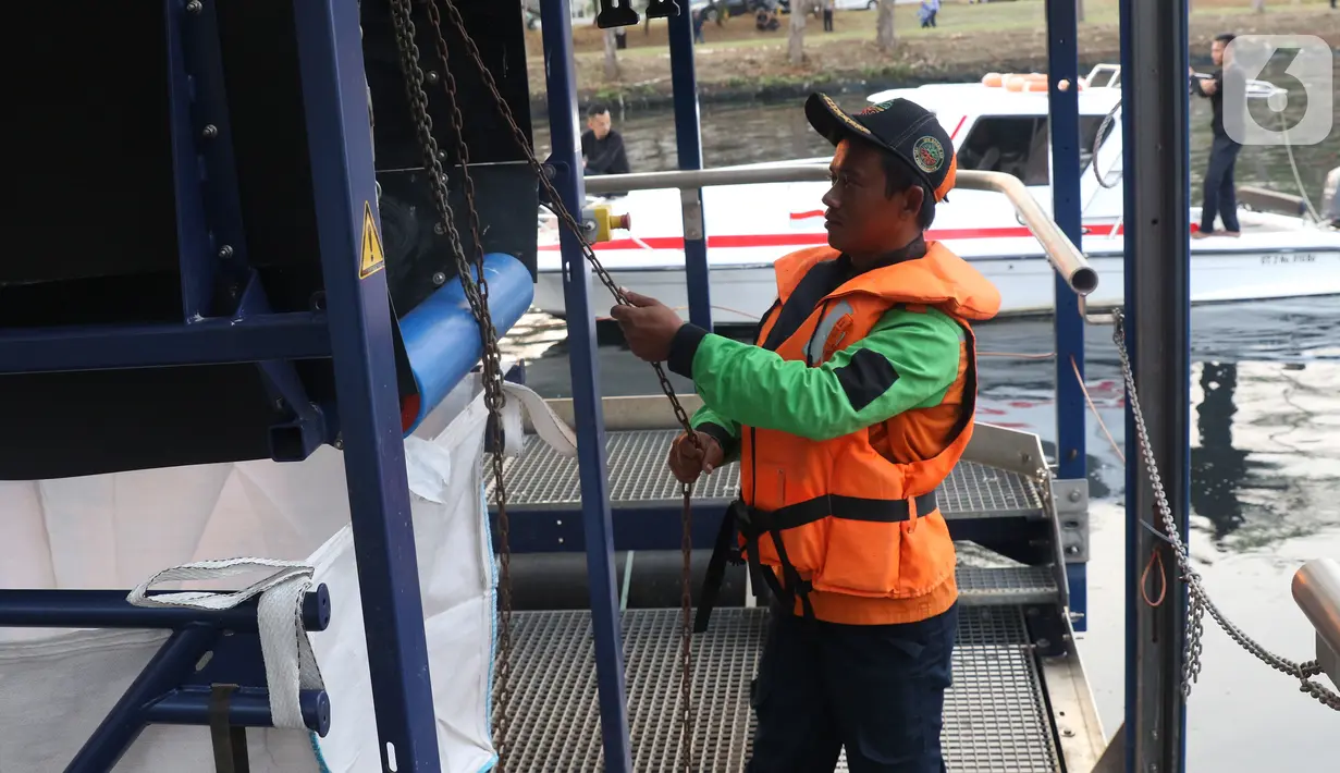 Petugas tengah mengoperasikan alat pembersih sampah Interceptor 001 di Cengkareng drain, Jakarta, Kamis (31/10/2019). Pemerintah mendatangkan Interceptor 001 untuk solusi pencegahan sampah di sungai agar tidak masuk ke laut. (Liputan6.com/Angga Yuniar)