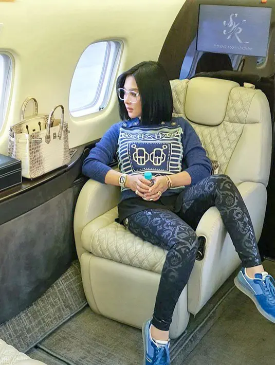 Kali ini, dengan rambut pendeknya, Syahrini pernah tampil membawa tas Hermes Birkin 25 Matte White Himalaya Niloticus Crocodile PHW, yang ditaksir seharga Rp2.736.250.000. Foto: Instagram.