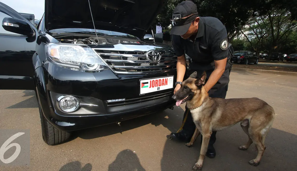 Anjing pelacak mengecek mesin mobil yang akan digunakan dalam WIEF ke-12 di Jakarta, Senin (1/8). WIEF ke-12 akan mempertemukan pemimpin negara, pemimpin industri, akademisi, ahli, profesional, serta pemimpin perusahaan. (Liputan6.com/Immanuel Antonius)