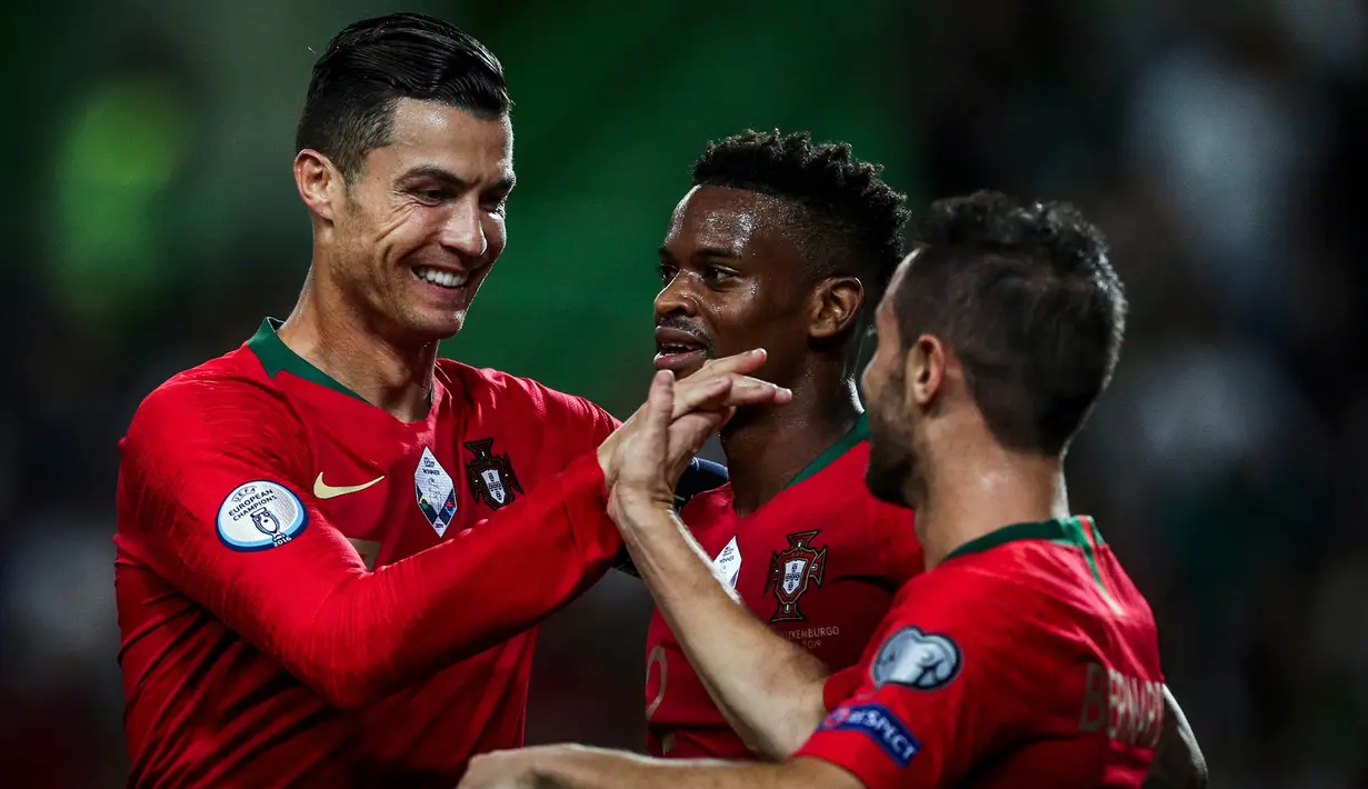 Para pemain Portugal merayakan gol yang dicetak Bernardo Silva ke gawang Luksemburg pada laga Kualifikasi Piala Eropa 2020 di Stadion Jose Alvalade, Lisbon, Sabtu (11/10). Portugal menang 3-0 atas Luksemburg. (AFP/Carlos Costa)