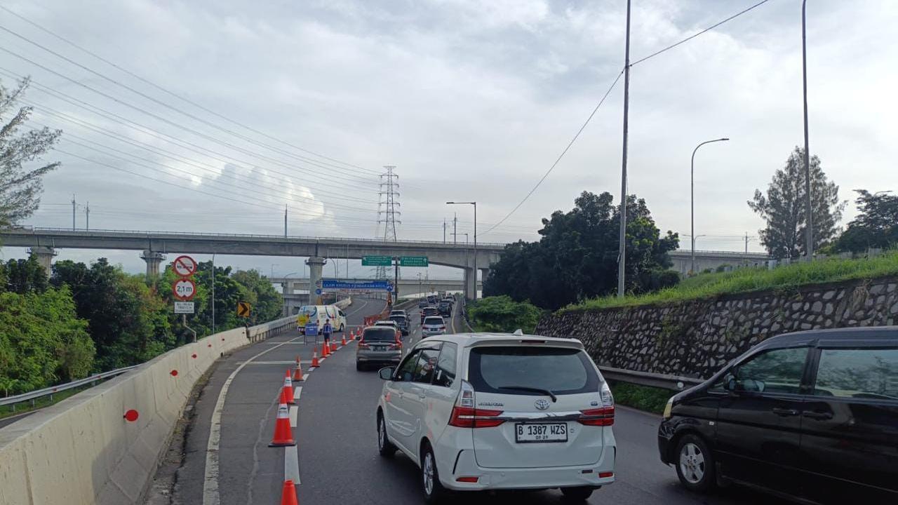 Kondisi lalu lintas di ruas Jalan Layang Sheikh Mohamed Bin Zayed (MBZ) menuju Cikampek.