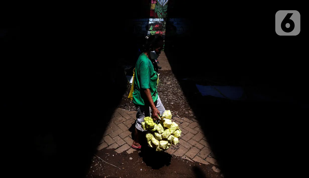 Warga membeli kulit ketupat di bawah kolong jembatan kawasan Pesanggrahan, Jakarta, Senin (10/5/2021). H-3 menjelang Hari Raya Idul Fitri 1442 H, penjualan kulit ketupat mulai marak yang dijual dengan harga Rp 8.000 per 10 buahnya. (Liputan6.com/Johan Tallo)