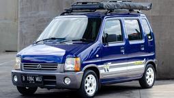 Suzuki Karimun merupakan salah satu Kei Car yang pernah dijual resmi di Indonesia. Mobil ini memiliki nama Suzuki WagonR Wide untuk pasar Jepang. Bentuk mengotak karimun menjadikannya timeless dan ikonik hingga saat ini. Mesin yang digunakan terkenal bandel, yaitu unit 1.000cc 4-silinder yang juga digunakan di Suzuki Carry 1.000. Beragam gaya modifikasi yang bisa diaplikasikan menjadi salah satu alasan kenapa mobil ini kembali diminati. (Source: Instagram/@frzaptrandi)