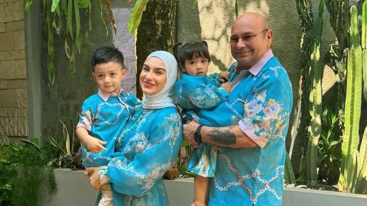 Tulis Caption Menyentuh, Irish Bella Unggah 7 Momen Kebersamaan dengan Ayahanda yang Baru Berpulang